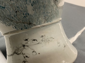 Un vase en porcelaine de Chine qianjiang cai aux &eacute;l&eacute;ments en forme de papillons en relief, 19&egrave;me